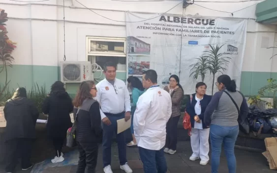 Trabajadores de la Sección 26 del SNTSA se manifiestan en el Hospital Regional de Xalapa por falta de pago del bono de fin de año 2025