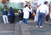 Adeudan bono navideño a 55 trabajadores del hospital Nachón, vuelven a protestar, este lunes