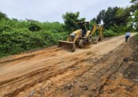 Rehabilitan carretera hacia Isla de Tacamichapan