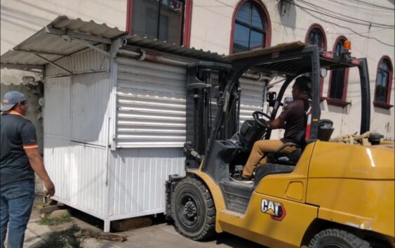 Gobierno municipal ordena vía pública en Sayula