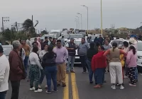 BLOQUEAN PUENTE POR FALTA DE LUZ