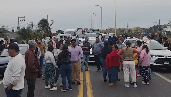 BLOQUEAN PUENTE POR FALTA DE LUZ