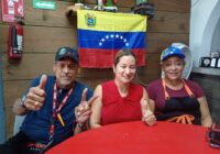 Celebran venezolanos en Coatzacoalcos la caída de Maduro