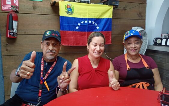 Celebran venezolanos en Coatzacoalcos la caída de Maduro