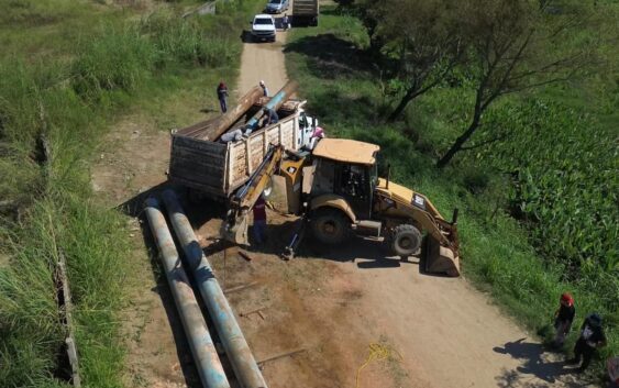 Cumple Pedro Miguel Rosaldo compromiso con entrega de tubería en la colonia Catemaco.