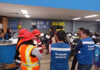 Ordena Protección Civil cierre temporal de tienda por riesgo estructural de anuncio metálico