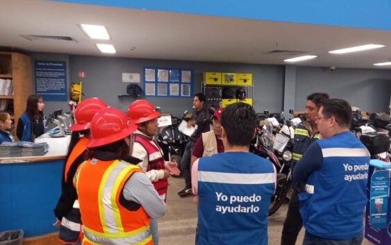 Ordena Protección Civil cierre temporal de tienda por riesgo estructural de anuncio metálico