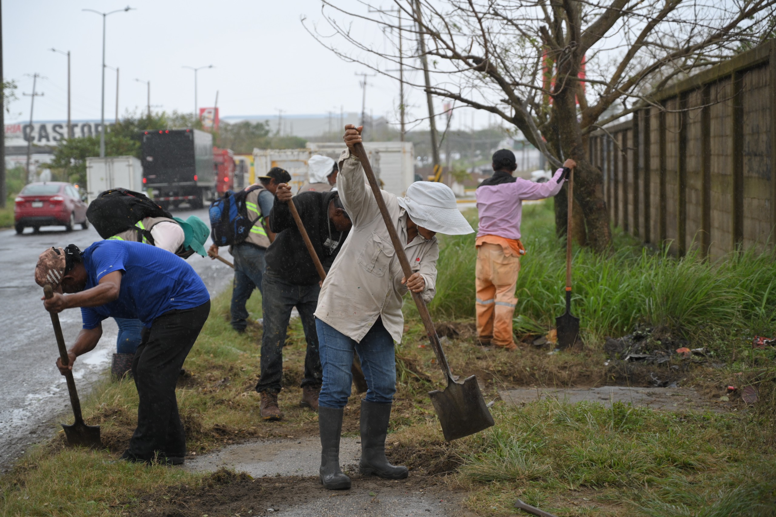 Atiende Obras Públicas punto crítico de inundaciones en el poniente de Coatzacoalcos