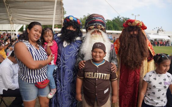 Reyes Magos celebran a miles de niños en la cabecera municipal de Cosoleacaque