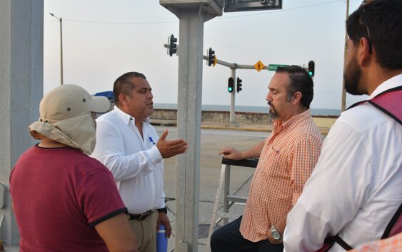 Rehabilitan semáforos en puntos estratégicos de Coatzacoalcos