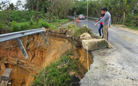 Cuarto deslave pone en riesgo camino a la cabecera municipal de Moloacán