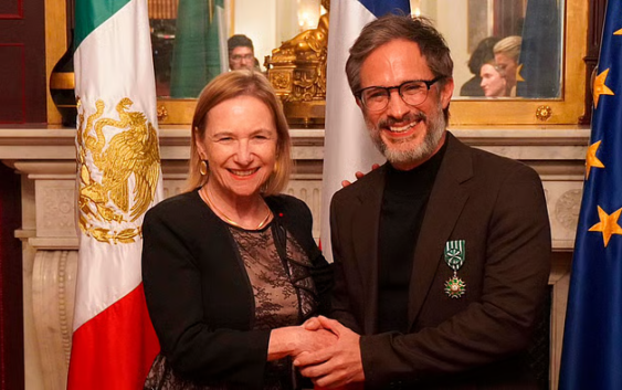 Francia condecora a Gael García Bernal con la Orden de las Artes y las Letras