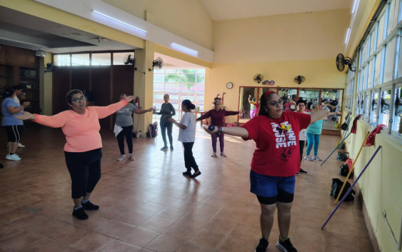 𝐂𝐞𝐧𝐭𝐫𝐨 𝐝𝐞 𝐃𝐢́𝐚 𝐝𝐞𝐥 𝐀𝐝𝐮𝐥𝐭𝐨 𝐌𝐚𝐲𝐨𝐫 𝐚𝐛𝐫𝐞 𝐭𝐚𝐥𝐥𝐞𝐫𝐞𝐬 𝐠𝐫𝐚𝐭𝐮𝐢𝐭𝐨𝐬 𝐞𝐧 𝐂𝐨𝐚𝐭𝐳𝐚𝐜𝐨𝐚𝐥𝐜𝐨𝐬