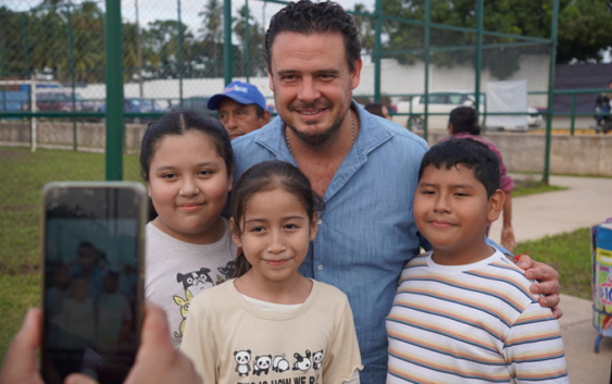 Los reyes magos siguen llevando juguetes y mucha diversión a cada rincón de Cosoleacaque