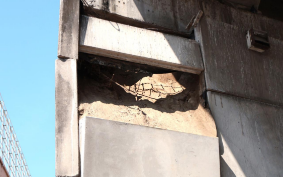 Acordona Protección Civil de Veracruz zona de desprendimiento en el Puente Morelos