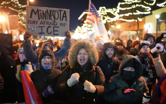 La muerte a tiros de un manifestante a manos de la policía migratoria de Trump inflama la tensión en Minneapolis