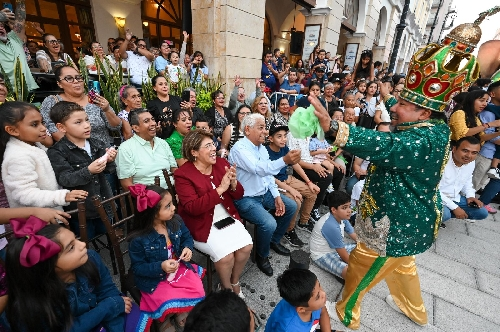 Celebraron a los pequeños Reyes del hogar en el zócalo de Veracruz con rosca monumental