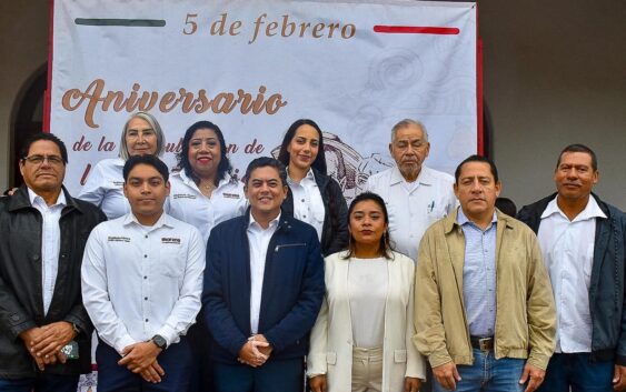 Ediles de Morena asisten con logotipos partidistas a acto oficial en Acayucan
