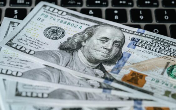 ¡Peso arranca el mes con ganancias! Precio del dólar hoy 3 de febrero de 2026
