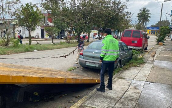 Retiran 35 autos abandonados en Coatzacoalcos y refuerzan operativos contra el desorden urbano