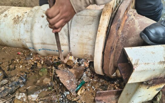 CMAS trabaja a marchas forzadas en fuga de agua para restablecer el servicio de agua en el poniente de la ciudad