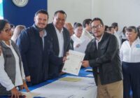 Refrenda Cirilo Vázquez Parissi su compromiso con la educación en Cosoleacaque