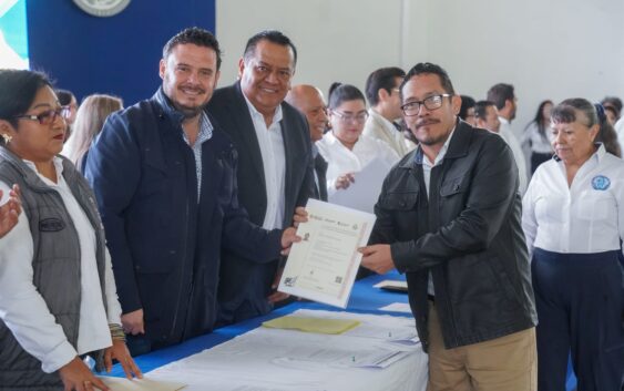 Refrenda Cirilo Vázquez Parissi su compromiso con la educación en Cosoleacaque