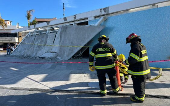 Acordona Protección Civil municipal zona de derrumbe en Plaza del Heroísmo Veracruzano
