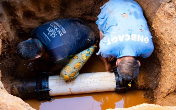 Gobierno de Minatitlán atiende reparación de línea principal en la colonia Santa Clara