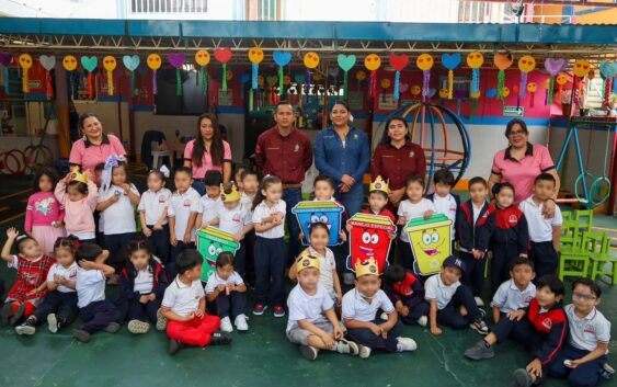 El Gobierno Municipal, mediante la Dirección de Ecología y Medio Ambiente, llevó a cabo el taller didáctico “Jugando Aprendemos a Separar Residuos” en el Jardín de Niños “El Principito”.
