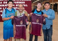 Guillermo Reyes Espronceda entrega uniformes a atletas que representarán a Minatitlán a nivel estatal