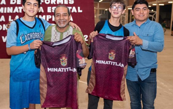 Guillermo Reyes Espronceda entrega uniformes a atletas que representarán a Minatitlán a nivel estatal