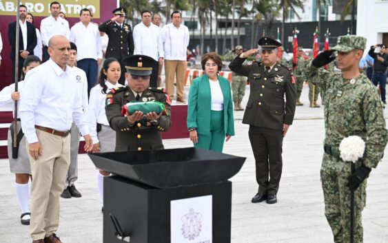 Reafirma Ayuntamiento de Veracruz valores cívicos con renovación y entrega de 231 banderas