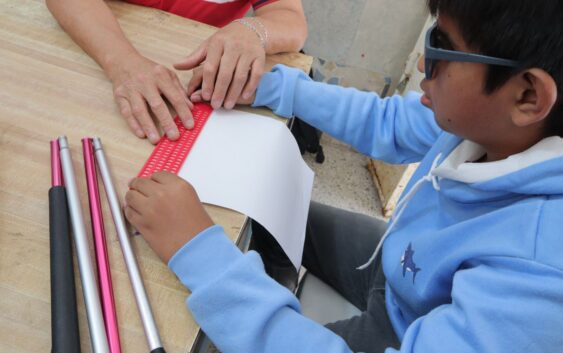 Talleres de Braille y bastón blanco: DIF Coatzacoalcos impulsa la autonomía de personas con discapacidad visual