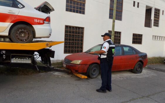 Recupera Ayuntamiento de Veracruz orden de vialidades retirando “vehículos maceta”