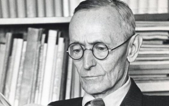 Hermann Hesse, escritor y poeta alemán: “Cuando realmente somos nosotros mismos, se crea el espacio necesario para que la gente adecuada llegue”