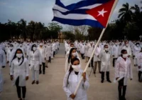 Médicos cubanos en México: Importar salud de La Habana benefició a empresas ligadas a escándalos