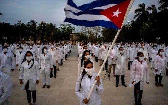 Médicos cubanos en México: Importar salud de La Habana benefició a empresas ligadas a escándalos