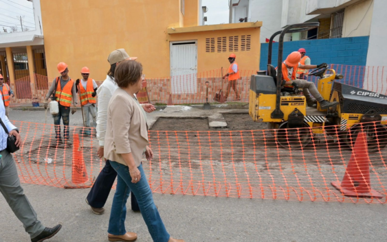 La alcaldesa de Veracruz supervisó los trabajos de la primera etapa del Programa Municipal de Bacheo, que avanzan