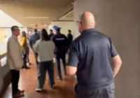 Marx Arriaga denuncia que policías lo intentan desalojar de sus oficinas; SEP no se ha pronunciado al respecto