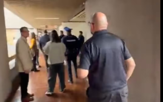 Marx Arriaga denuncia que policías lo intentan desalojar de sus oficinas; SEP no se ha pronunciado al respecto