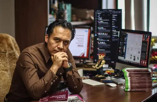 Marx Arriaga se mantiene en oficinas de la SEP; inicia transmisión ininterrumpida de 24 horas tras su remoción