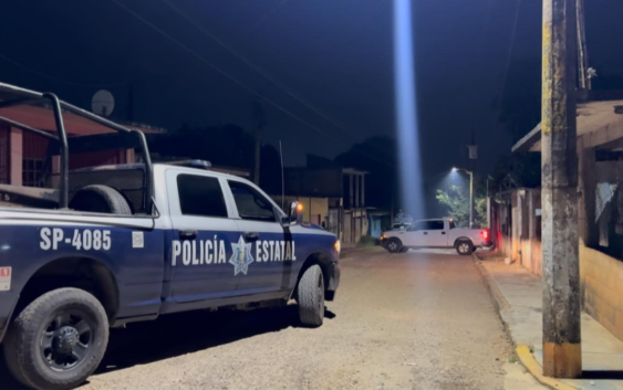 Durante cateo en vivienda de la colonia Zapata de Acayucan, habitantes denuncian robo, daños, y sometimiento con armas.