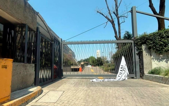 Cumple Marx Arriaga dos días atrincherado en SEP