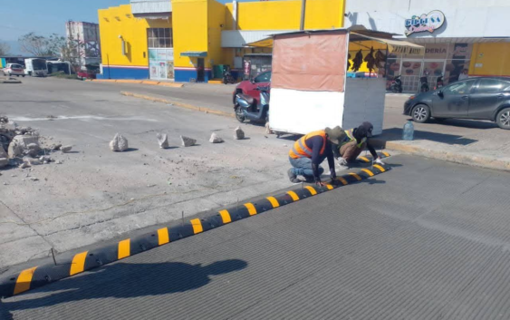 Moderniza Gobierno de Coatzacoalcos vialidades en Ciudad Olmeca con sustitución de topes