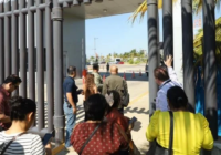 Padres recorren refinería en Dos Bocas tras llamado de Sheinbaum; mantienen exigencia de reubicación