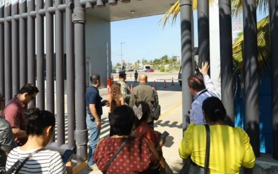 Padres recorren refinería en Dos Bocas tras llamado de Sheinbaum; mantienen exigencia de reubicación