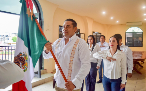 Autoridades municipales conmemoran el Día de la Bandera en Sayula de Alemán