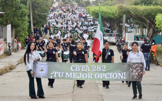 Conmemoran el Día de la Bandera con acto cívico y desfile en Sayula de Alemán
