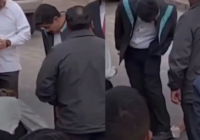 Captan a directora de Comunicación Social de la SCJN, limpiándole los zapatos a Hugo Aguilar